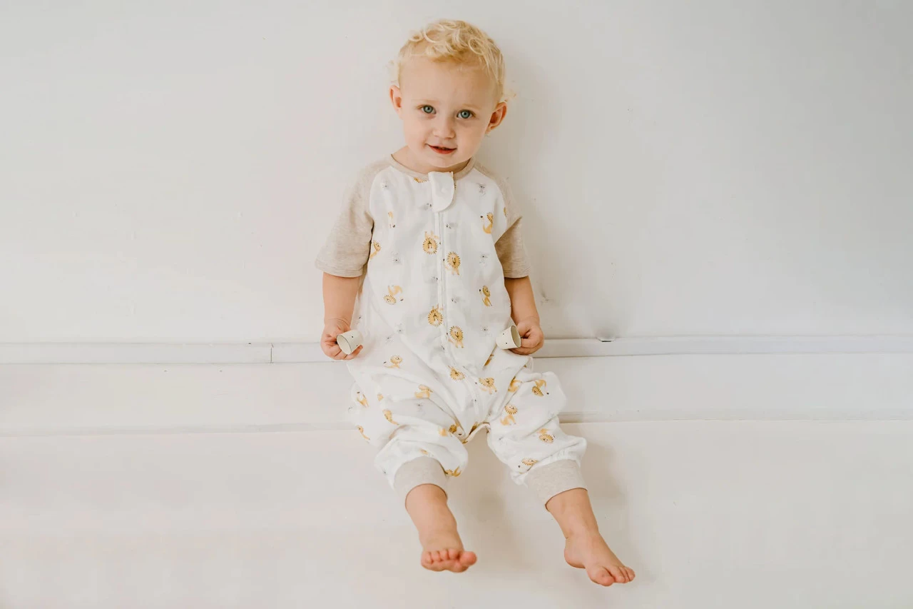 Nest Design 0.6 TOG Raglan Bamboo Sleep Bag - The Lion & Mouse - Image 2