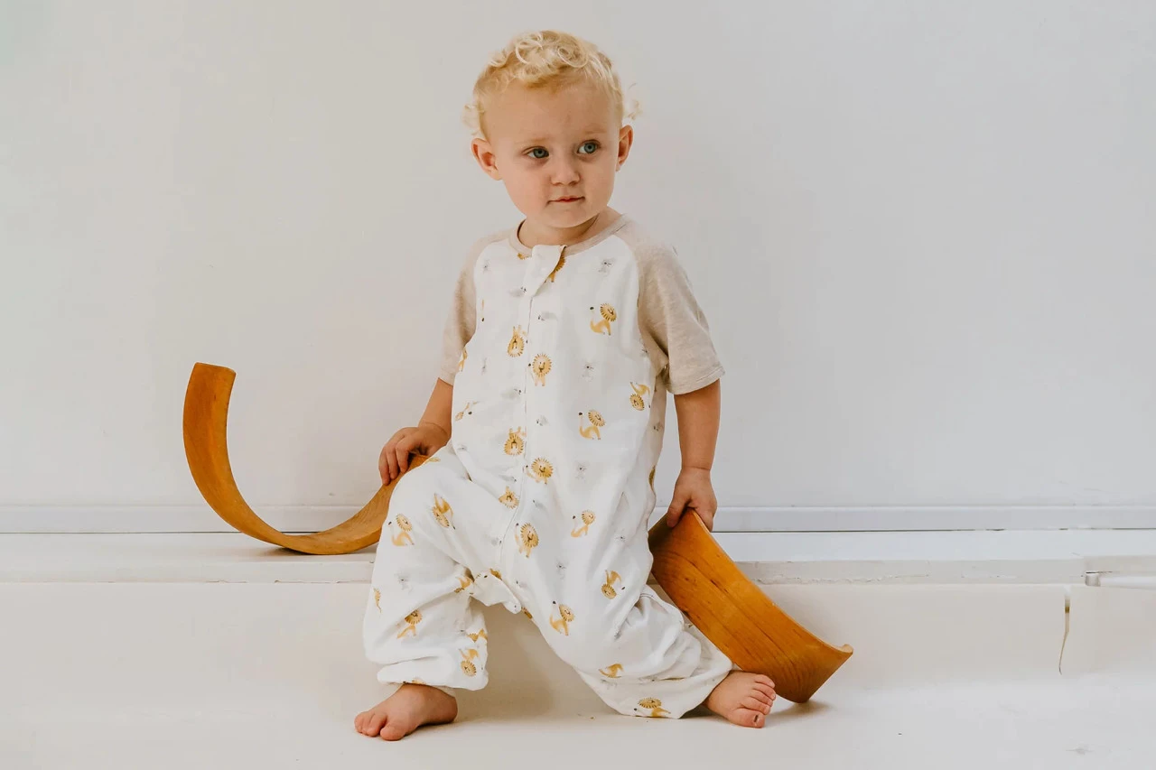 Nest Design 0.6 TOG Raglan Bamboo Sleep Bag - The Lion & Mouse - Image 9