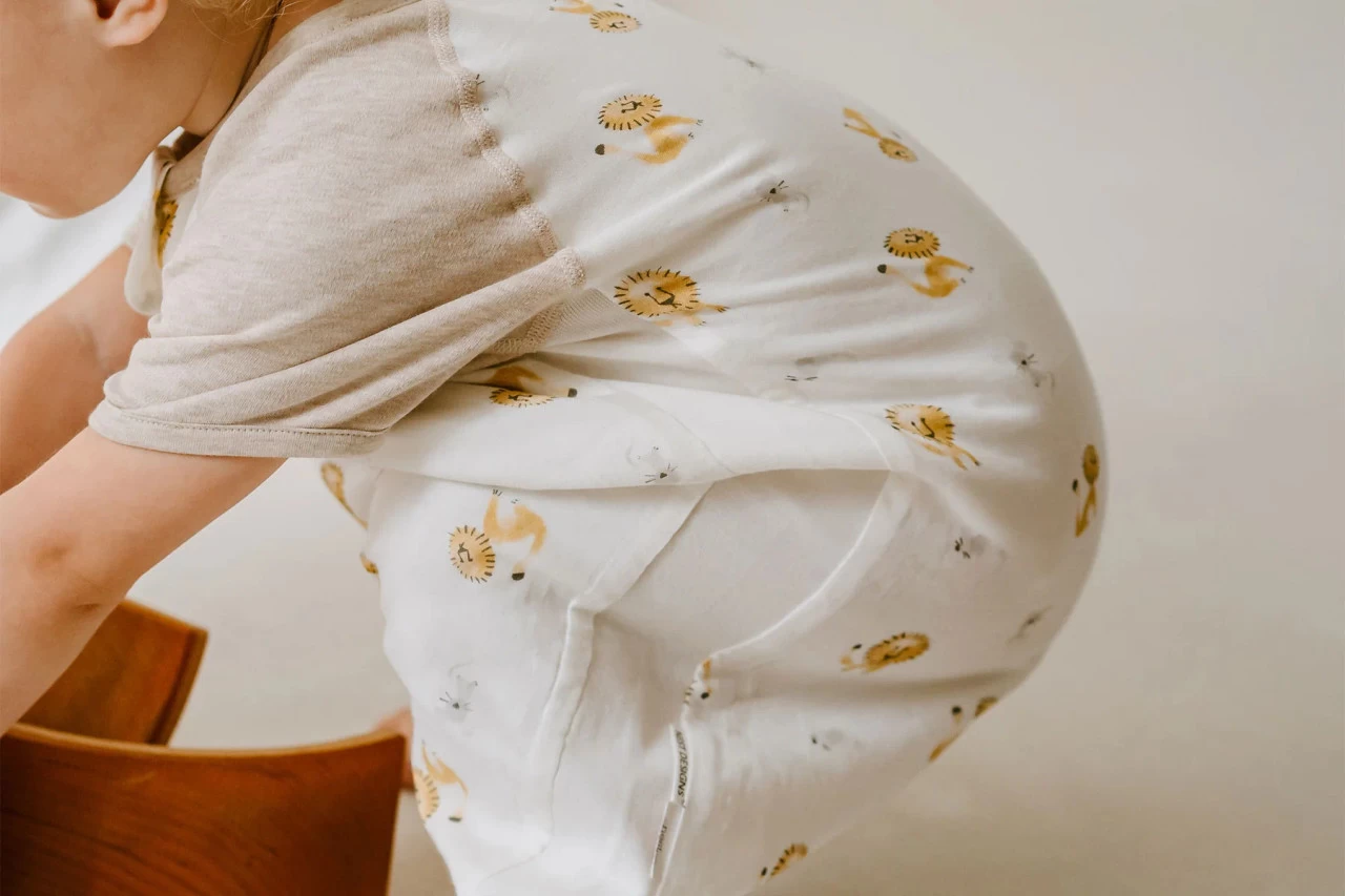 Nest Design 0.6 TOG Raglan Bamboo Sleep Bag - The Lion & Mouse - Image 6