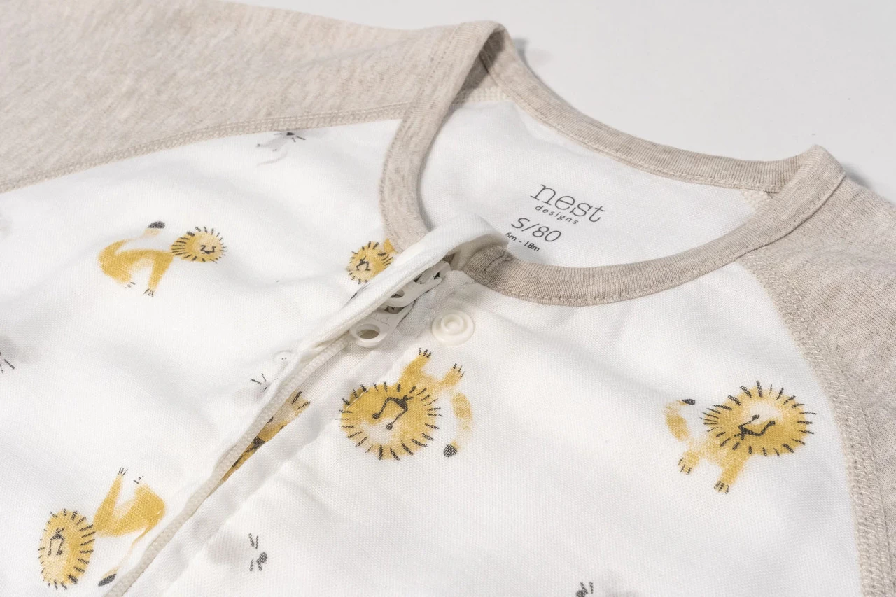 Nest Design 0.6 TOG Raglan Bamboo Sleep Bag - The Lion & Mouse - Image 3